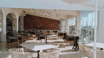 Petit déjeuner, déjeuner et dßner servis sur place, vue sur la piscine