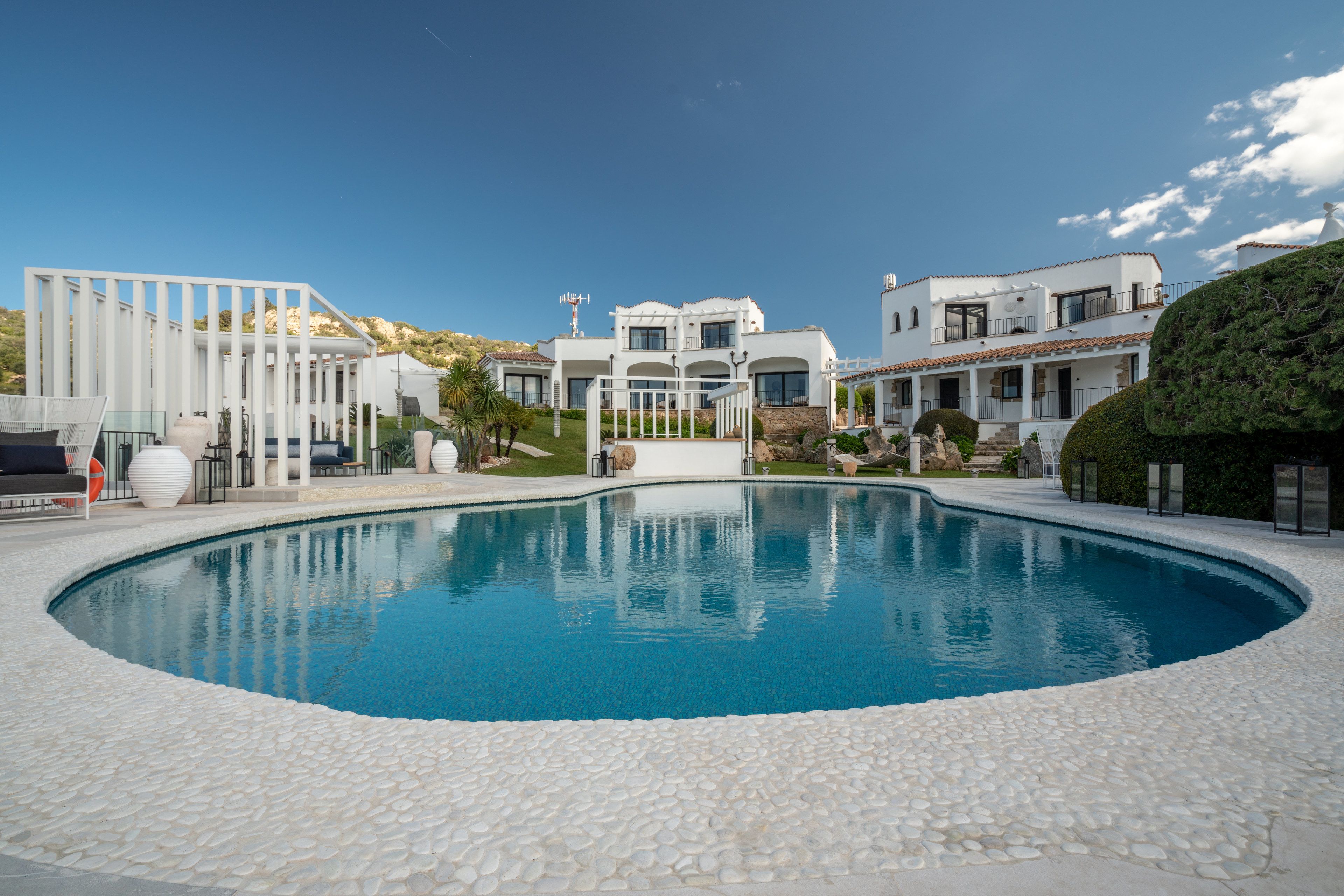Una piscina al aire libre, camas de piscina gratis, sombrillas