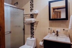 Casa de campo família, 1 quarto, vista para o jardim | Banheiro | Chuveiro, produtos de toalete grátis, toalhas de banho 