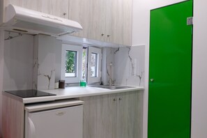 Réfrigérateur, four, cafetière/bouilloire, bouilloire électrique