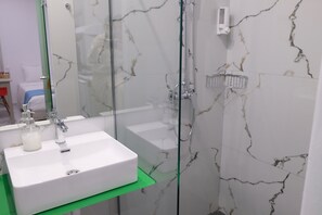 Duschwanne, Haartrockner, Handtücher, Seife