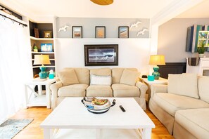 Condo standard, 2 quartos, para não fumantes, vista para a piscina (Condo 1) | Área de estar | Smart TV 36 polegadas com canais a cabo, TV