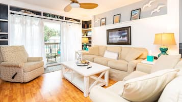 Standard Διαμέρισμα (Condo), 2 Υπνοδωμάτια, Μη Καπνιστών, Θέα στην Πισίνα (Condo 1) | Περιοχή καθιστικού | Τηλεόραση Smart 36 ιντσών με καλωδιακά κανάλια, τηλεοράσεις