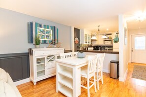 Family dining - Ocean Glass Inn Condominiums (Rehoboth Beach)