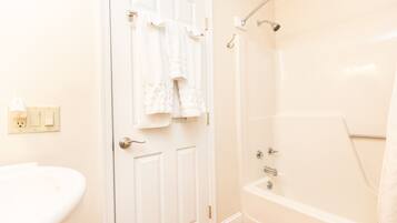 Standard Condo, 2 Bedrooms, Non Smoking, Pool View (Condo 1) | Bathroom | Hair dryer