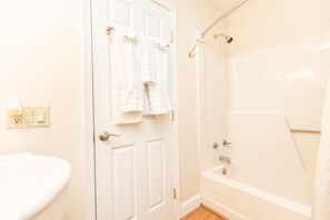 標準公寓客房, 2 間臥室, 非吸煙房, 泳池景 (Condo 1) | 浴室 | 風筒