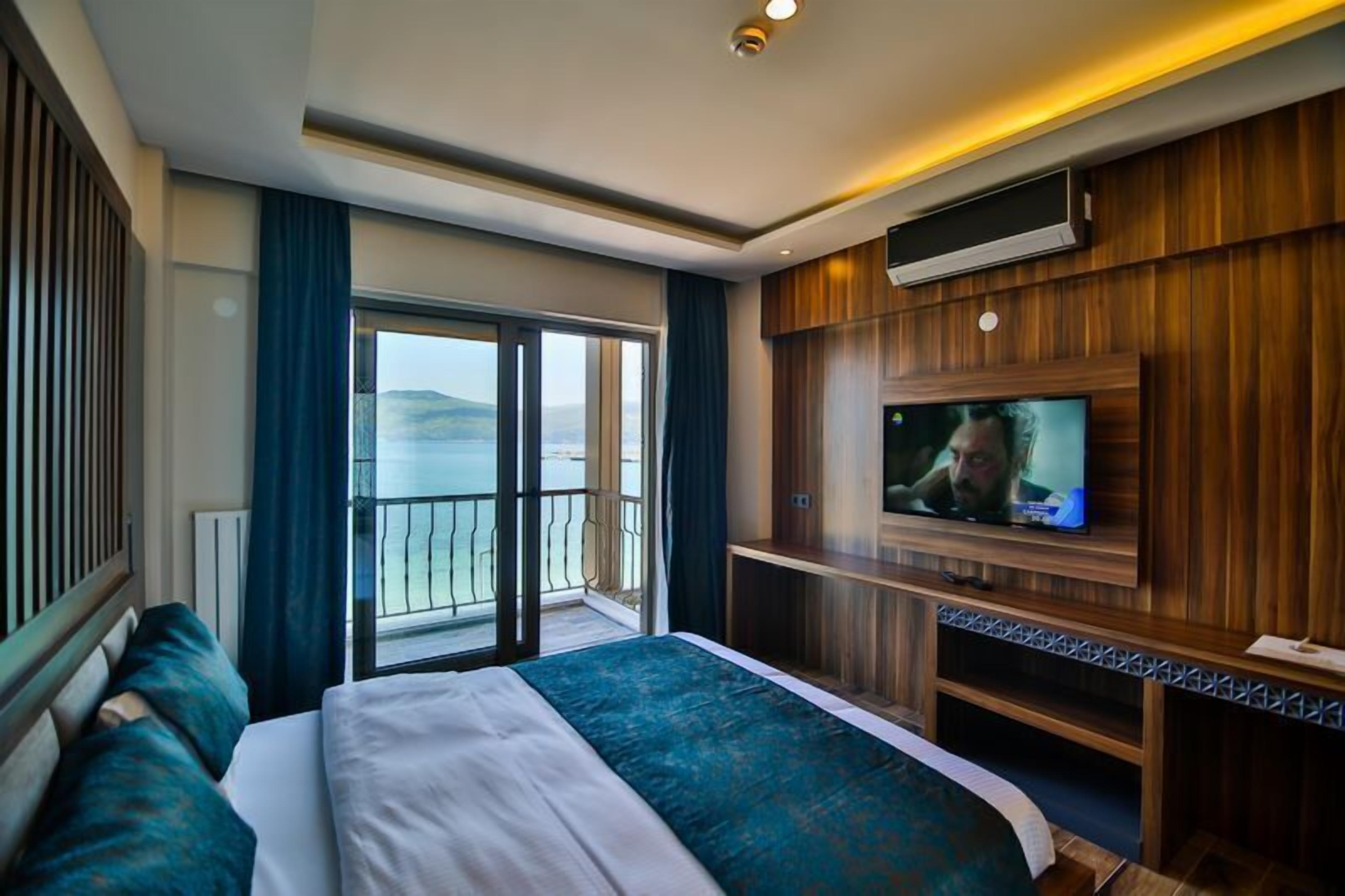 standard double room, sea view | in-room safe, free wifi