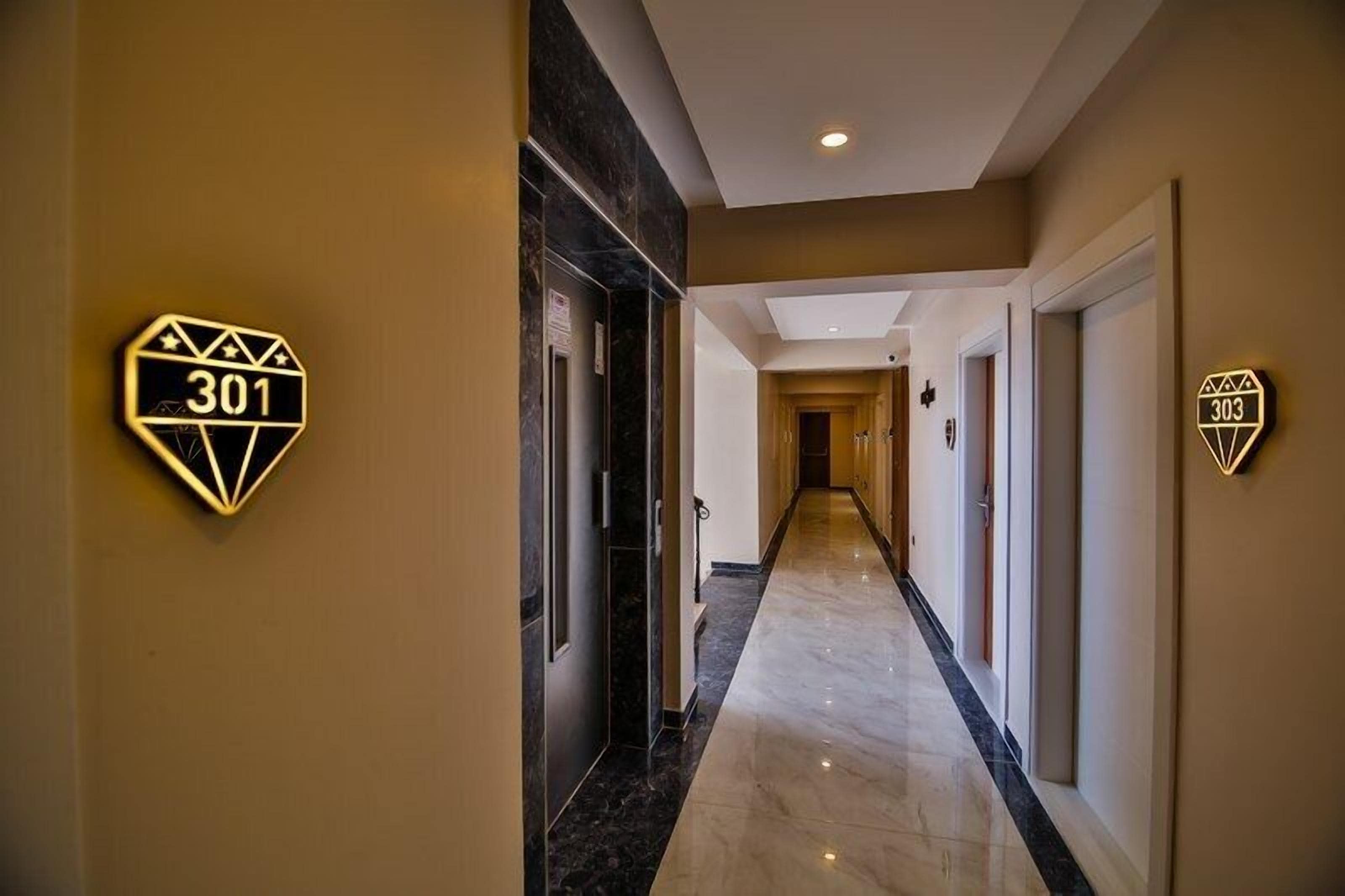 standard twin room, city view | hallway