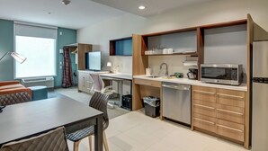 Suite, 1 soverom, ikke-røyk | Safe på rommet, strykejern/-brett, wi-fi og sengetøy