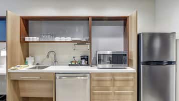 Refrigerador con freezer, microondas, lavavajillas, cafetera/tetera