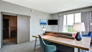 Suite, 1 slaapkamer | Hypoallergeen beddengoed, een bureau, een laptopwerkplek