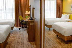 Familiekamer, 1 queensize bed (Connecting Rooms) | Hypoallergeen beddengoed, een kluis op de kamer, een bureau