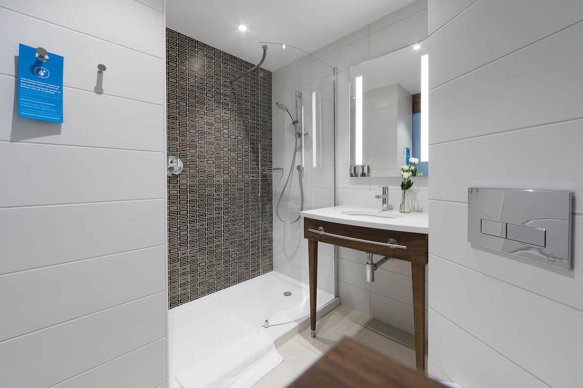 room, 1 queen bed | bathroom | shower, rainfall showerhead, hair dryer, towels