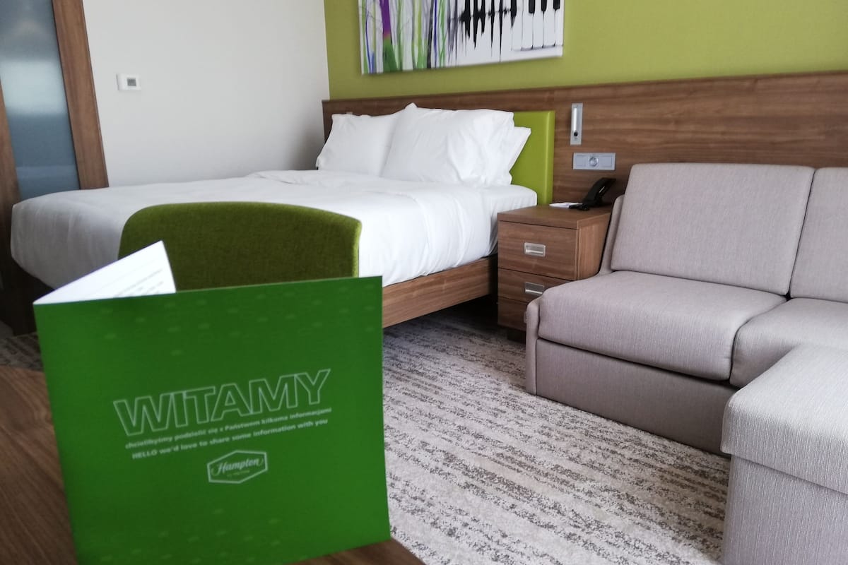 family room, 1 queen bed | hypo-allergenic bedding, in-room safe, desk, laptop workspace