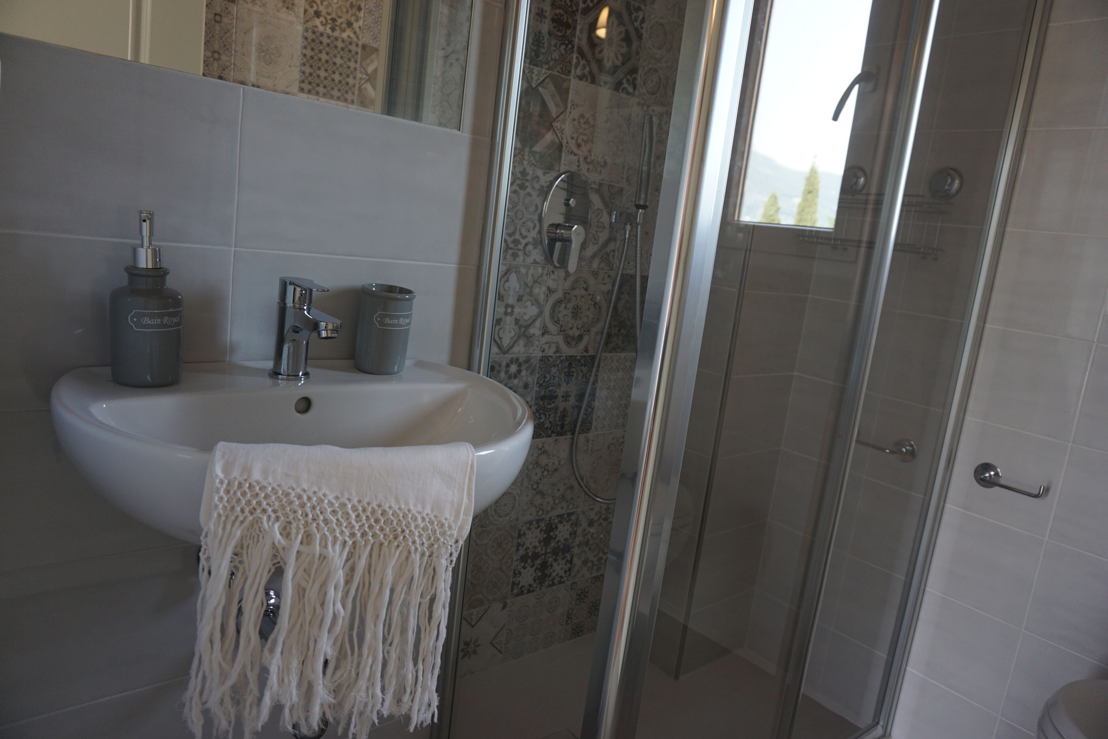 Dusche, Haartrockner, Bidet, Handtücher