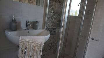 Dusche, Haartrockner, Bidet, Handtücher