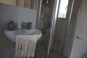 Douche, séchoir à cheveux, bidet, serviettes fournies