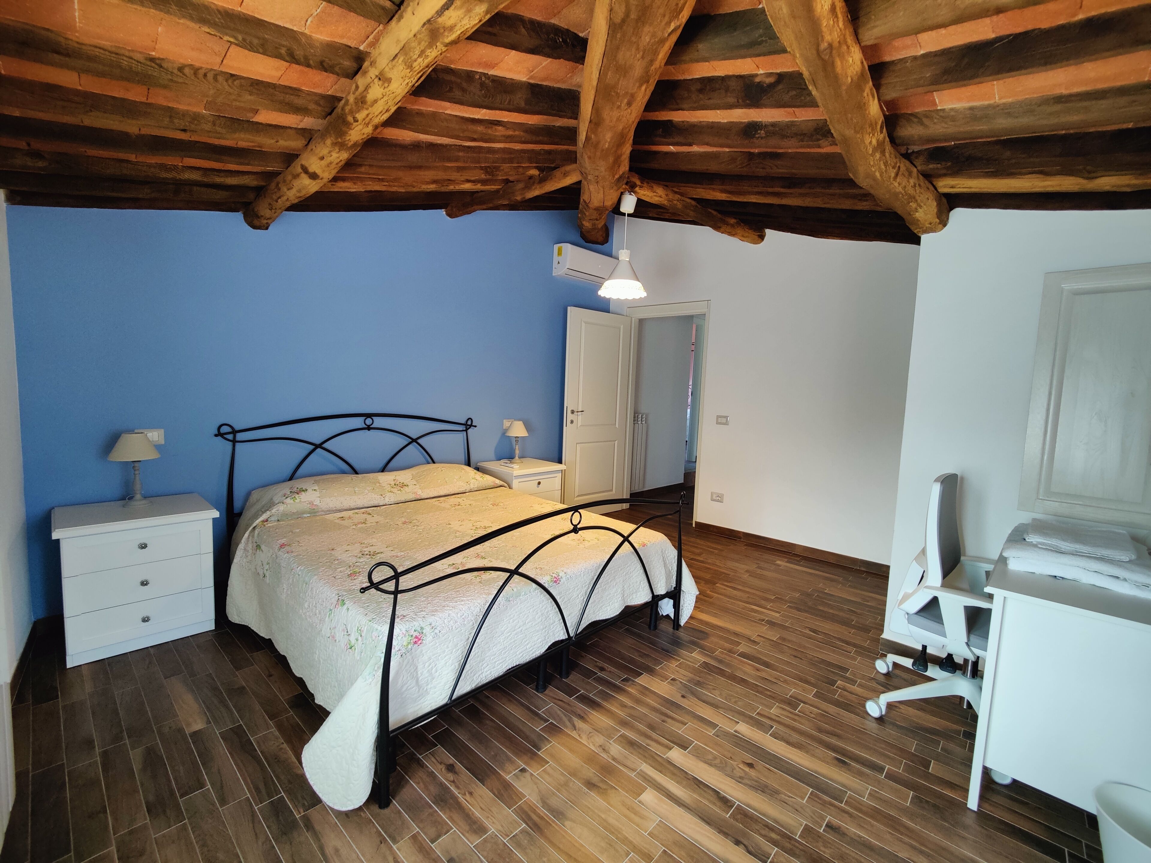 3 bedrooms, desk, iron/ironing board, free WiFi