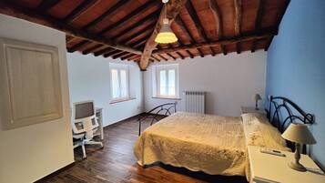 3 bedrooms, desk, iron/ironing board, free WiFi