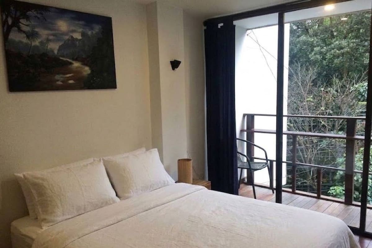 Room, 1 Double Bed, Non Smoking | Iron/ironing board, free WiFi, bed sheets