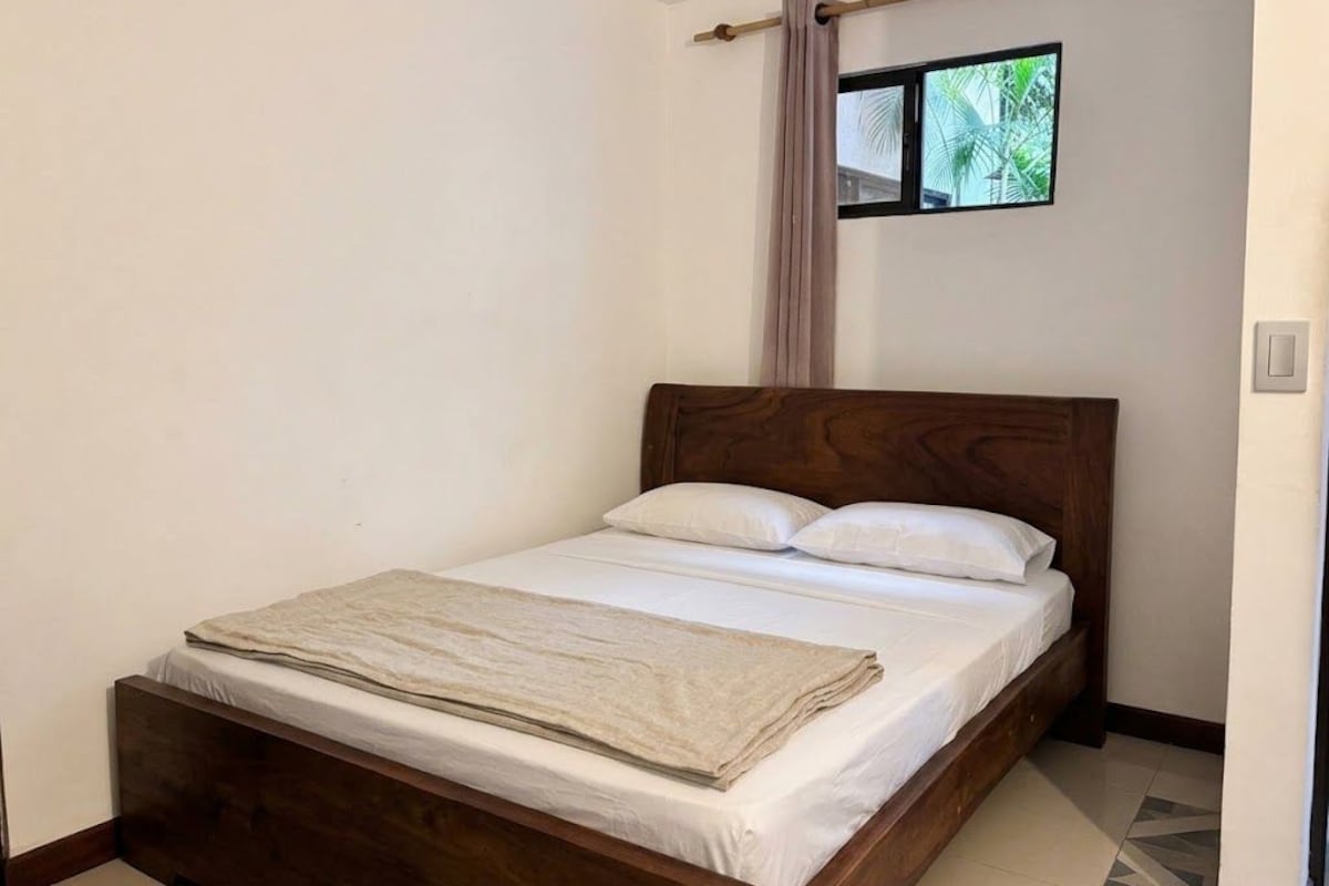 Basic Double Room, 1 Double Bed | Iron/ironing board, free WiFi, bed sheets