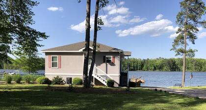 Lakefront- koiraystävällinen, yksityinen laituri ja ramppi, palo-kuoppa ja viileä patio vedenpinnalla!