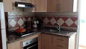 Fridge, stovetop, cookware/dishes/utensils - Puesta Del Sol (Briech)