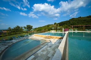 Indoor pool, seasonal outdoor pool, pool umbrellas, sun loungers - Antica Fonte Resort (Casole d'Elsa)