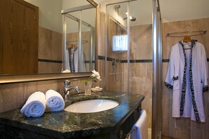 Dusche, Haartrockner, Bidet, Handtücher