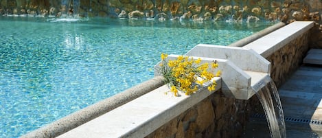 Piscina coperta, piscina stagionale all'aperto, ombrelloni da piscina