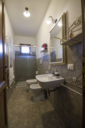 Familienapartment, 2 Schlafzimmer, Blick auf den Weinberg (Mandorlo) | Badezimmer | Dusche, Regendusche, Haartrockner, Bademäntel