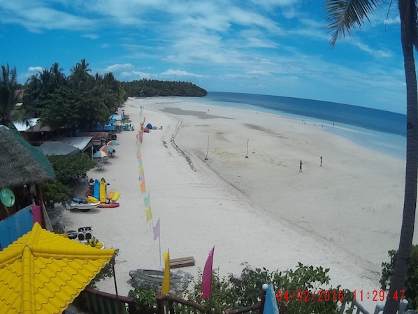 Beach nearby, white sand, sun loungers, beach bar