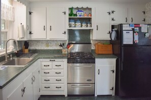 Réfrigérateur, four à micro-ondes, un four, surface de cuisson