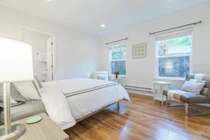 3 bedrooms, desk, iron/ironing board, travel crib