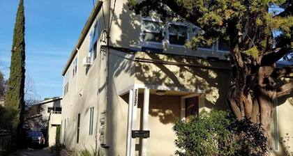 Moderni asuminen Palo Alto, yksi korttelin Stanfordiin
