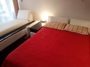 Klassiek appartement, Meerdere bedden, uitzicht op de binnenplaats | Gratis wifi, beddengoed