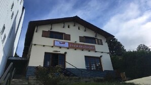 Un edificio de dos pisos con un cartel que anuncia un restaurante de desayunos en el segundo piso.