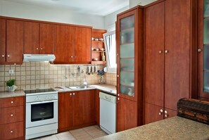 Een oven, een broodrooster, kruiden