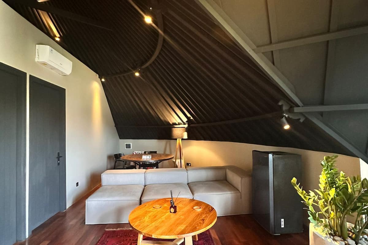 3 bedrooms, pillow-top beds, individually decorated, laptop workspace