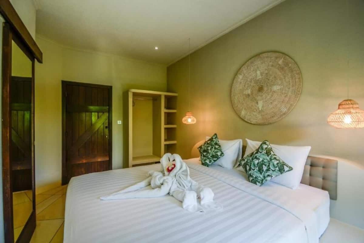 3 bedrooms, pillow-top beds, individually decorated, laptop workspace