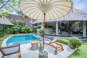 4 Bedrooms and 2 Bathrooms Villa with Private Pool Open and Closed Living Room | Terrace/patio