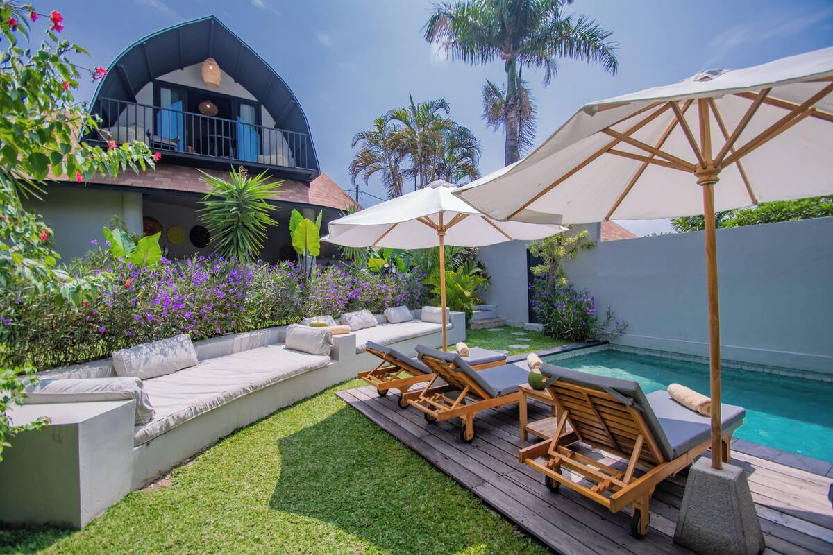 5 Bedrooms and 2 Bathrooms Villa with Private Pool Open and Closed Living Room | 3 soverom, senger med overmadrass og safe på rommet