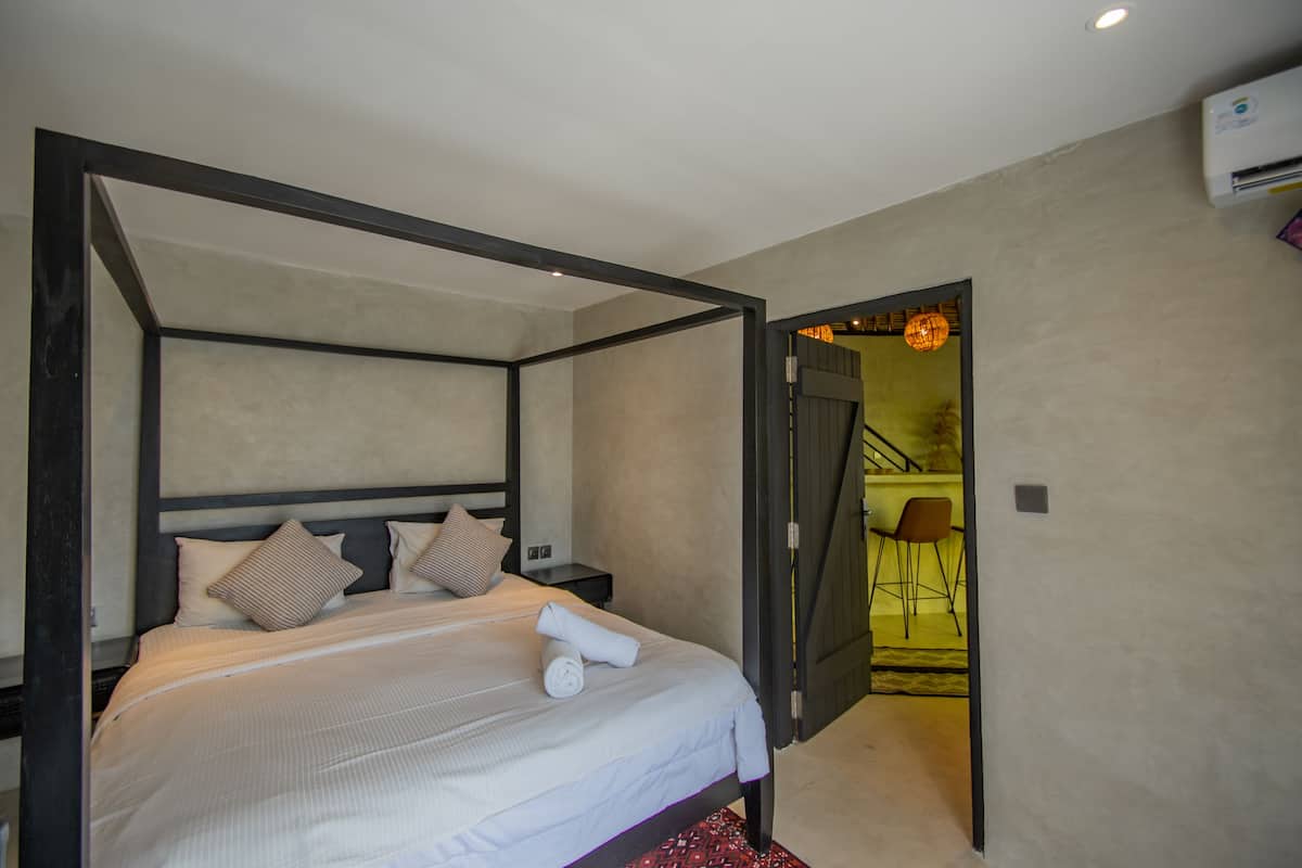 3 bedrooms, pillow-top beds, individually decorated, laptop workspace
