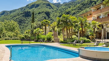 Innenpool, Außenpool, geöffnet von 07:00 Uhr bis 23:00 Uhr, Liegestühle