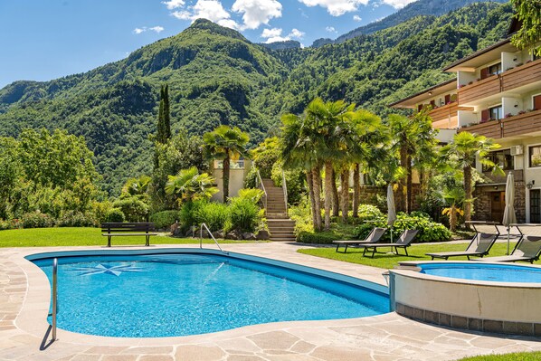 Innenpool, Außenpool, geöffnet von 07:00 Uhr bis 23:00 Uhr, Liegestühle