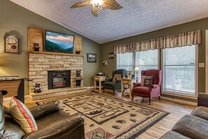 Flachbildfernseher, Kamin, DVD-Player, Tischfußball