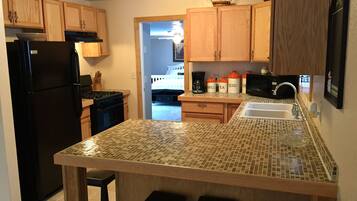 Micro-ondes, cafetiĂšre/bouilloire, grille-pain