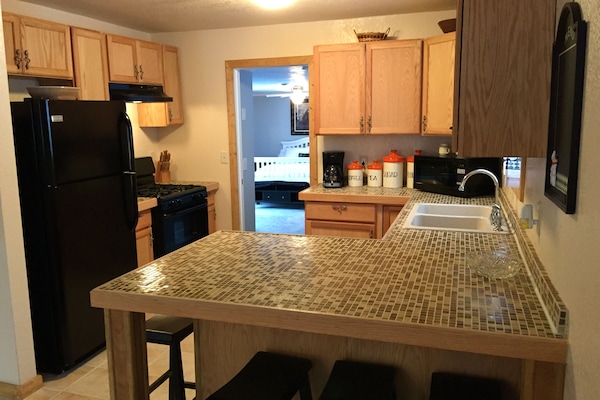 Mikrowelle, Wasserkocher mit Kaffee-/Teezubehör, Toaster