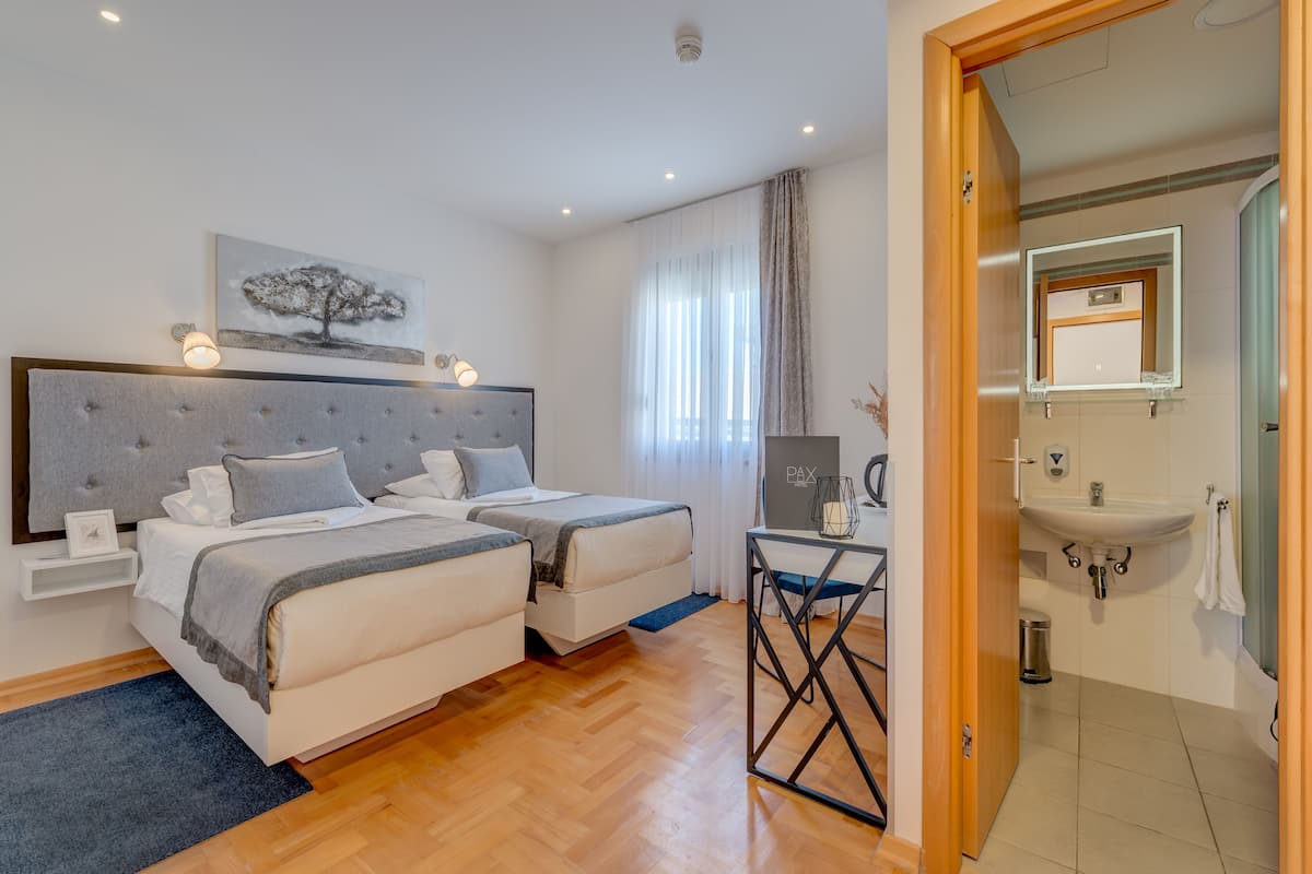 Klassieke tweepersoonskamer, uitzicht op binnenplaats | 2 slaapkamers, luxe beddengoed, Tempur Pedic-bedden, een minibar