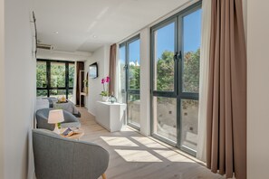 Superior Triple Room | Living area | Smart TV, Netflix